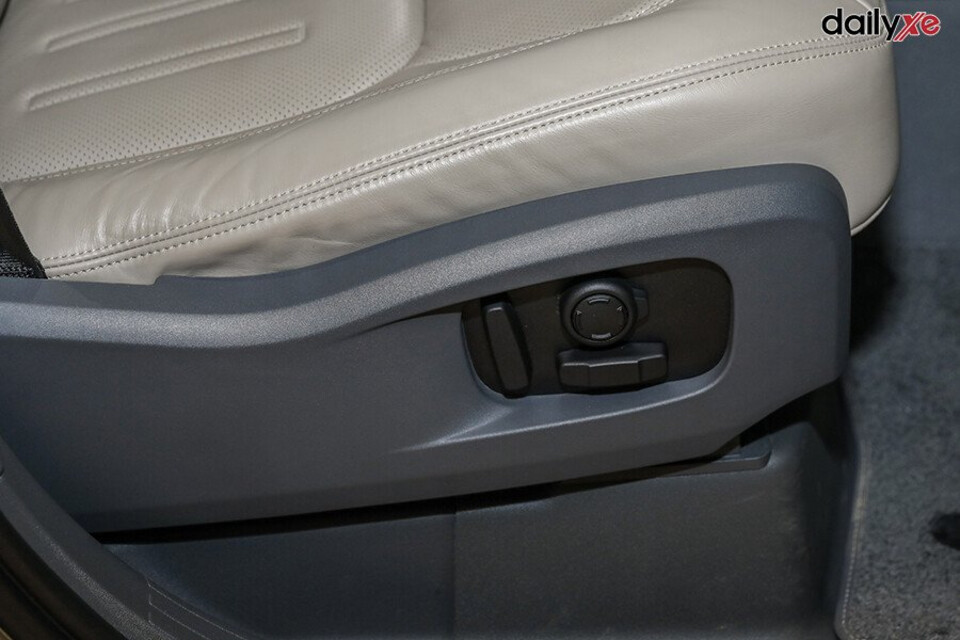 Ghế trước tích hợp chức năng chỉnh điện