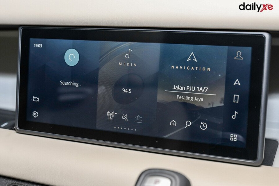 Màn hình cảm ứng rộng 11.4inch kết hợp với hệ thống thông tin Pivi Pro