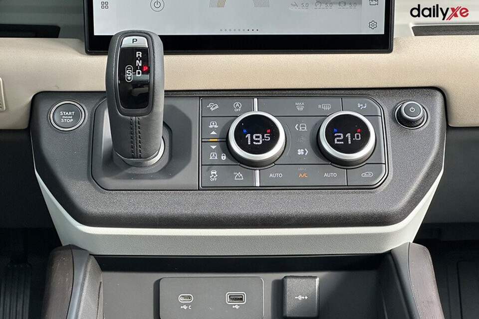 Bên dưới là nút start/stop, cần số cùng hệ thống điều hòa làm mát