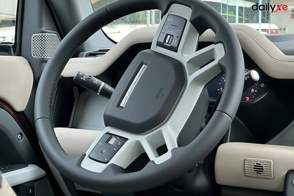 Tay lái bọc da chỉnh điện cùng các nút bấm