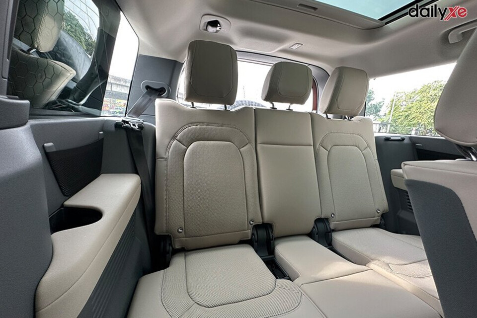 Đặc biệt tiện nghi ở hàng ghế thứ ba rộng rãi