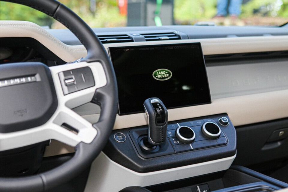 Màn hình cảm ứng trung tâm 11.4 inch kết hợp hệ thống giải trí Pivi Pro hiện đại