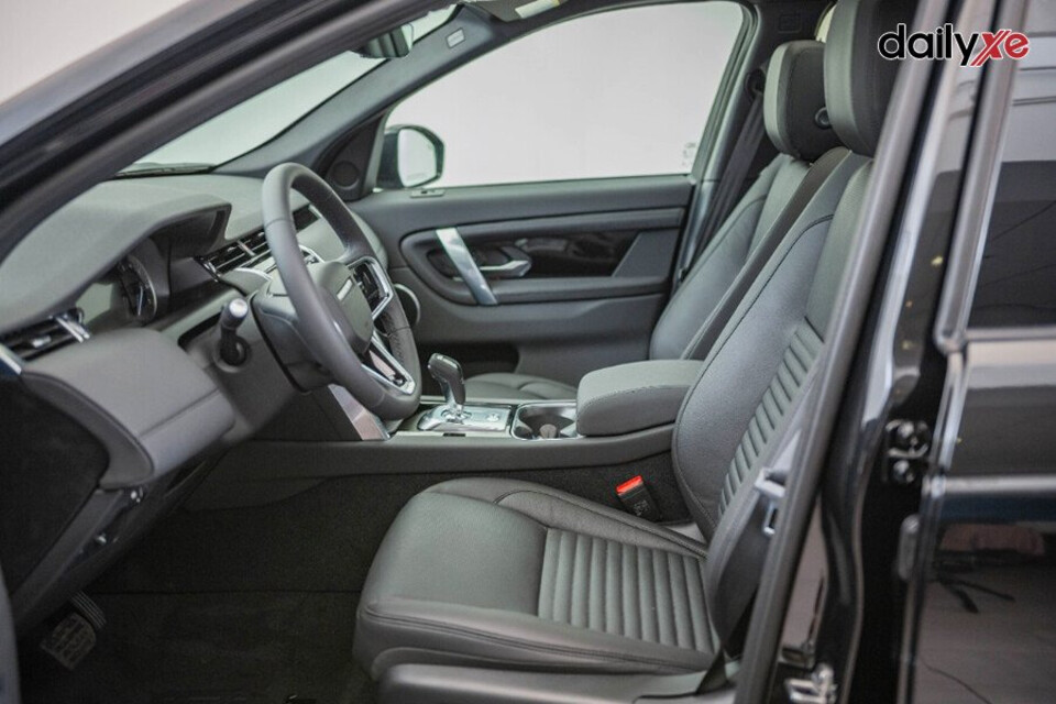 Ghế ngồi sử dụng chất liệu cao cấp, tích hợp các tính năng tiện ích