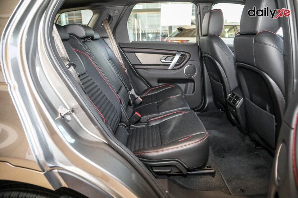 Hàng ghế sau rộng rãi