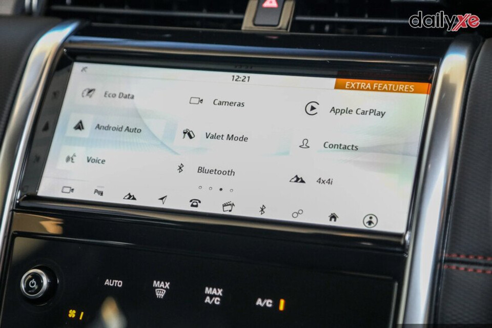 Màn hình giải trí trung tâm được đặt dọc với nhiều chức năng