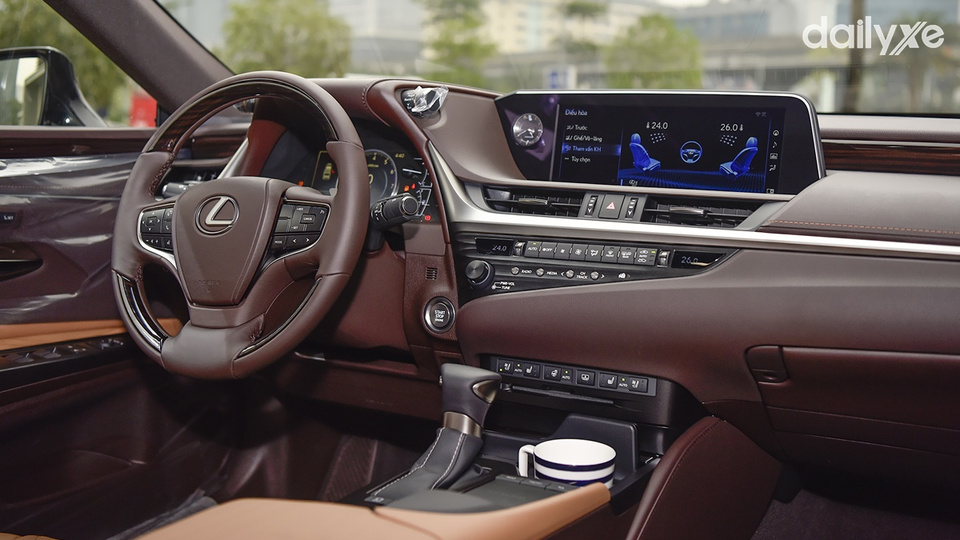 Không gian nội thất rộng rãi của ES được trau chuốt tỉ mỉ