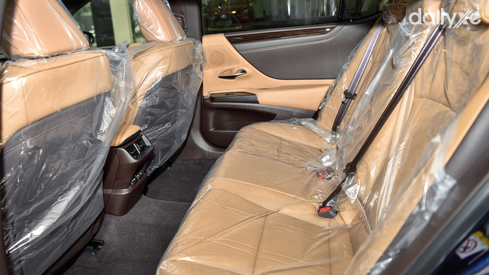 Tất cả ghế ngồi được bọc da êm ái