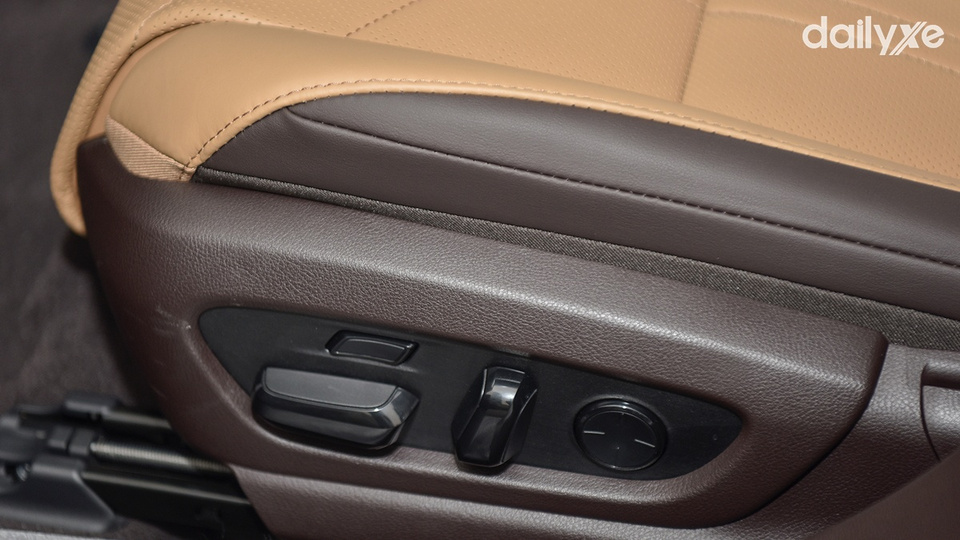 Hàng ghế sau chỉnh điện