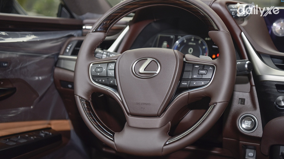 Vô lăng Lexus ES được bọc da, tích hợp nhiều tính năng