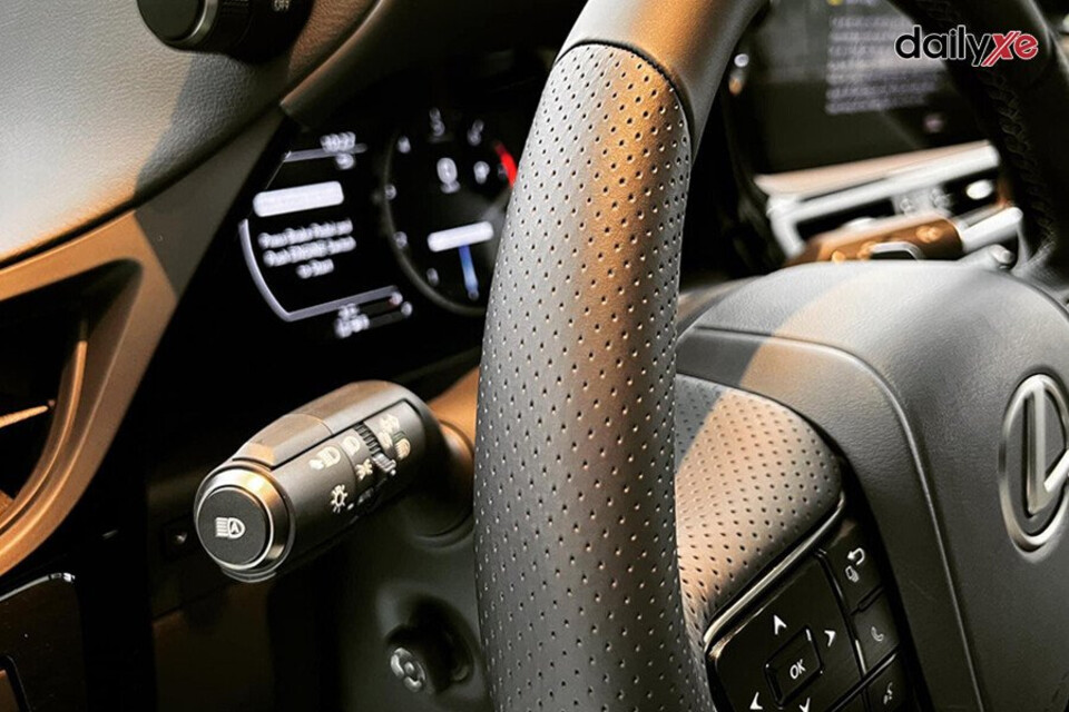 Xe sử dụng vô lăng 3 chấu bọc da đa chức năng