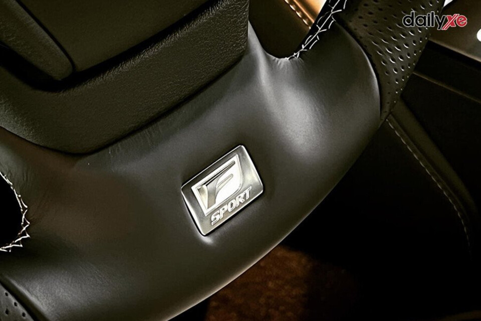 Logo F Sport ở phần đáy vô lăng
