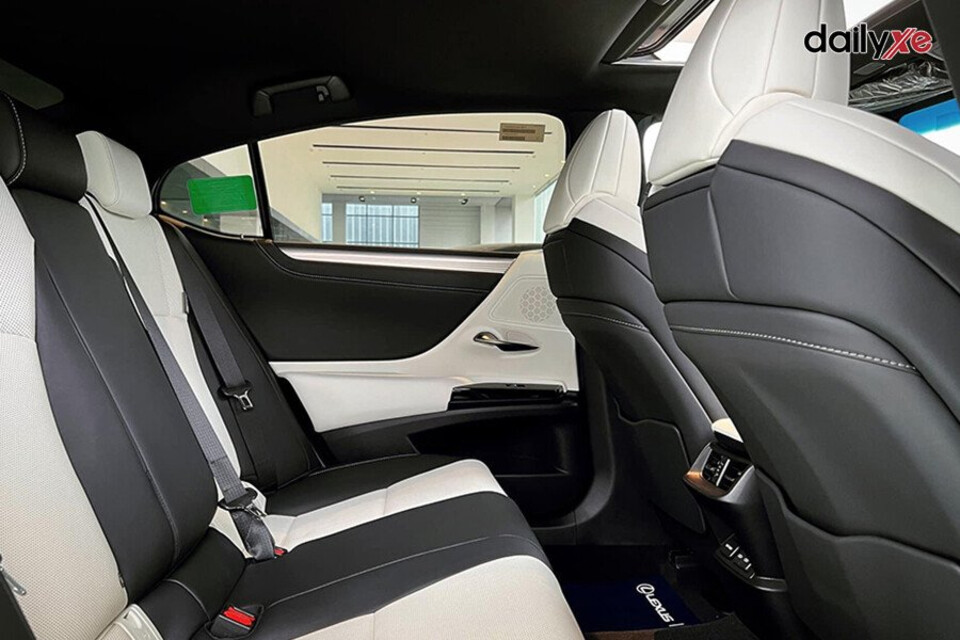 Hàng ghế sau rộng rãi