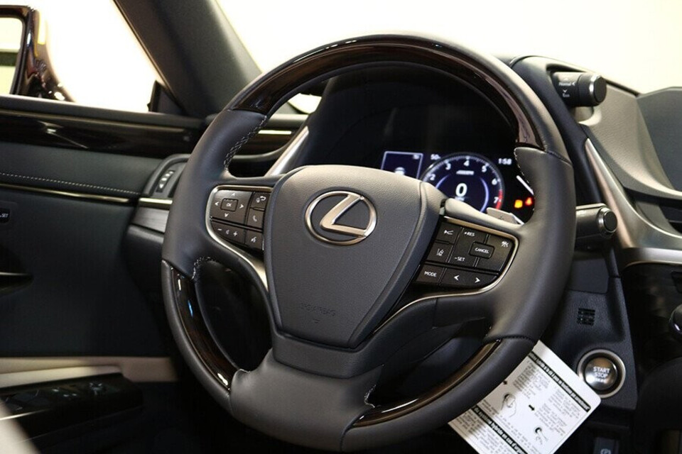 Vô lăng Lexus ES350 được bọc da và ốp gỗ tinh tế Vô lăng Lexus ES350 được bọc da và ốp gỗ tinh tế