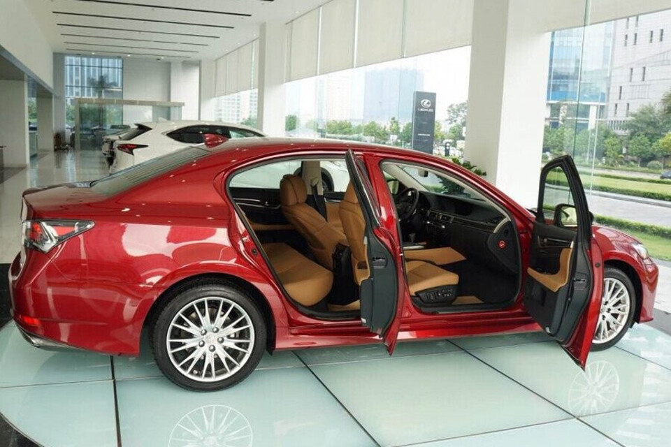 Nội thất của xe vô cùng sang trọng nhờ vào rất nhiều chi tiết bọc da, ốp gỗ cao cấp Nội thất của xe vô cùng sang trọng nhờ vào rất nhiều chi tiết bọc da, ốp gỗ cao cấp