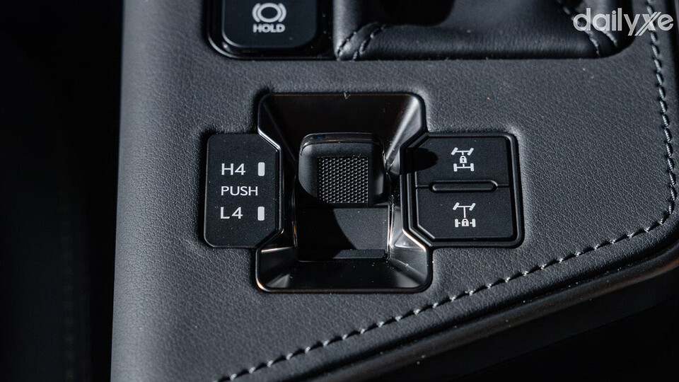 Trang bị hệ thống dẫn động 4 bánh bán thời gian 4WD khóa vi sai điện tử