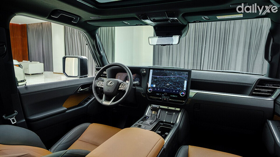 Khoang nội thất Lexus GX được sử dụng những vật liệu cao cấp