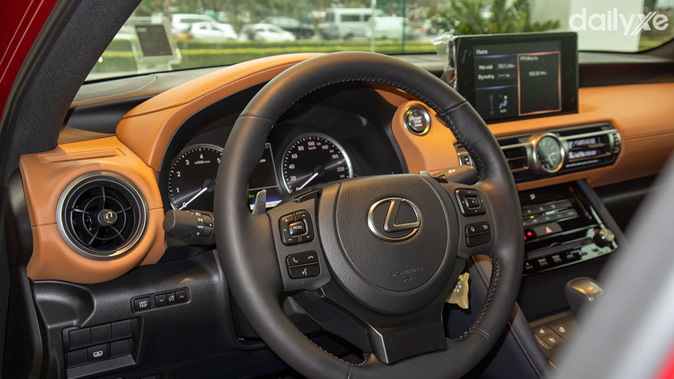 Vô lăng Lexus IS bọc da tích hợp bên trên các phím điều khiển
