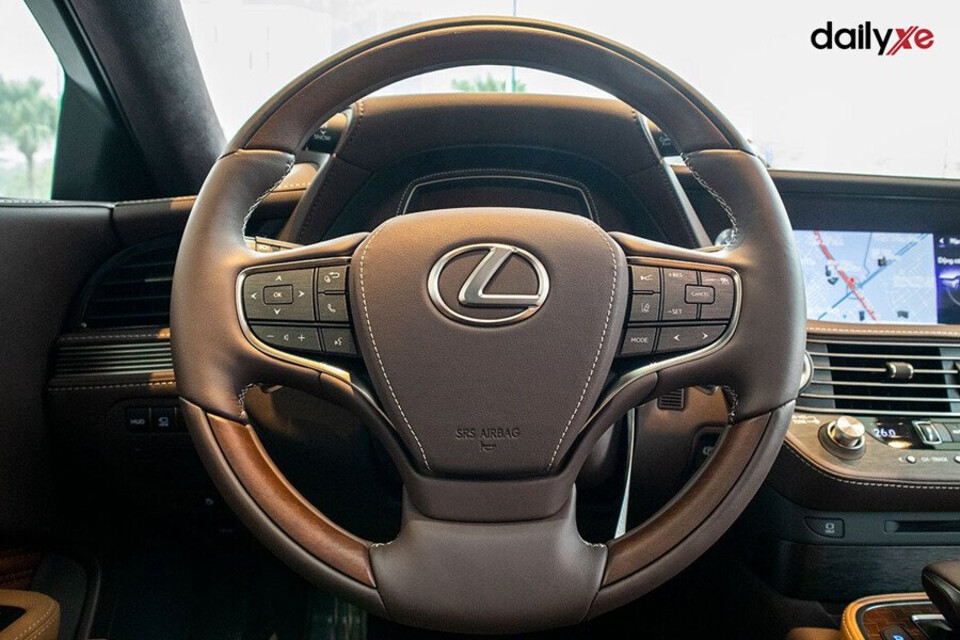 Vô lăng 3 chấu bọc da ốp gỗ sang trọng