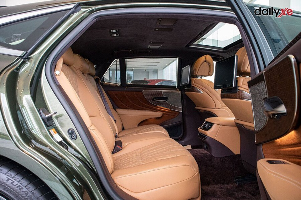 Hàng ghế sau rộng rãi