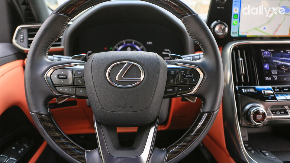 Vô lăng xe bọc da, tích hợp lẫy chuyển số phía sau và nhiều chức năng