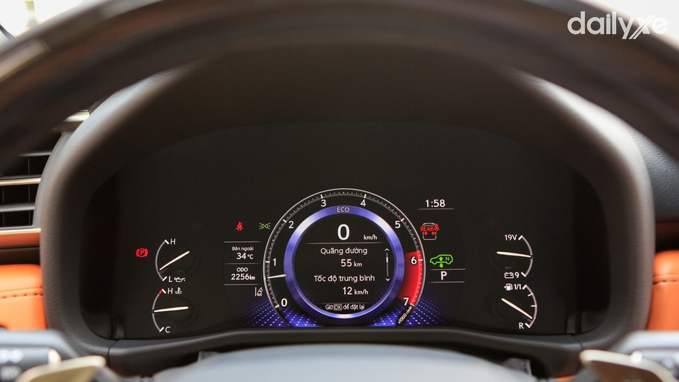 Màn hình đồng hồ tốc độ LCD TFT 8 inch và các đồng hồ kim giúp dễ dàng nắm bắt thông tin trong nháy mắt