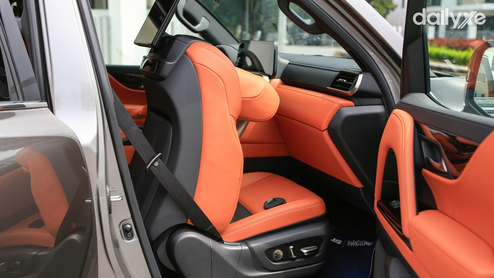 Nội thất dùng nhiều chi tiết mảng ốp gỗ và ốp da sang trọng