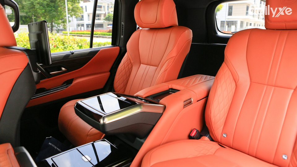 Toàn bộ ghế ngồi được bọc da Semi-aniline êm ái