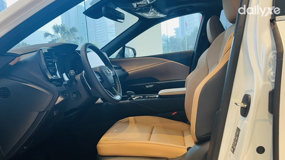 Khoang lái không gian thoáng đãng