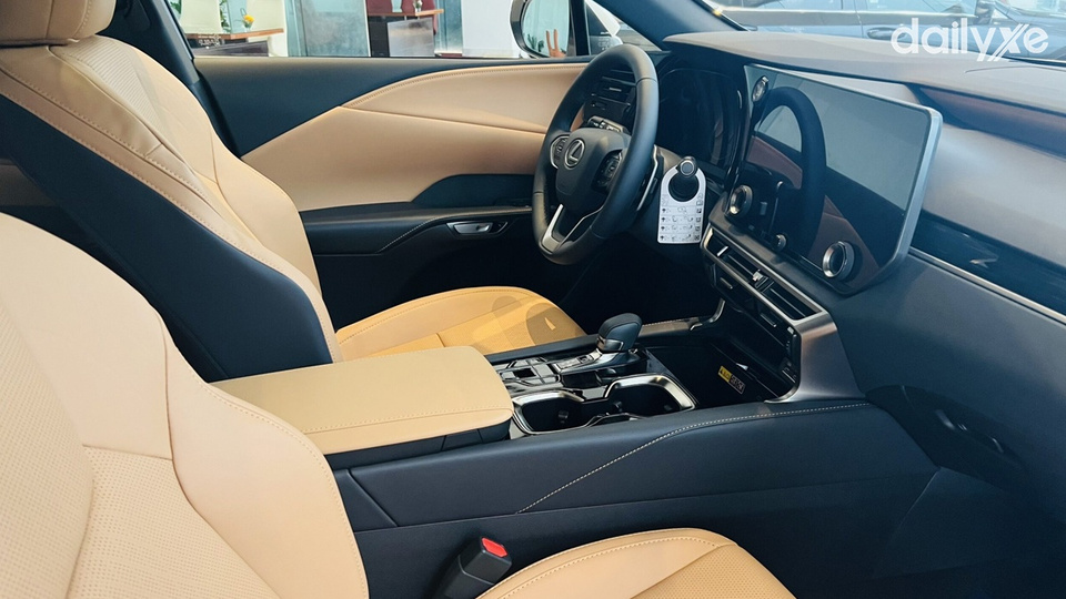 Toàn bộ ghế ngồi được bọc da êm ái