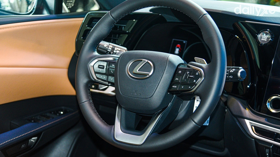 Vô lăng bọc da tích hợp lẫy chuyển số phía sau