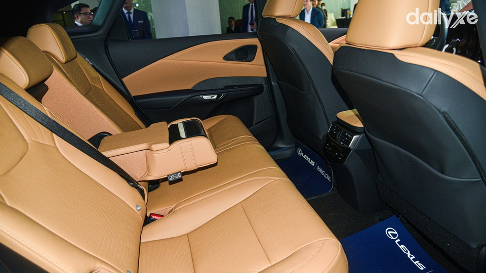 Hàng ghế sau rộng rãi