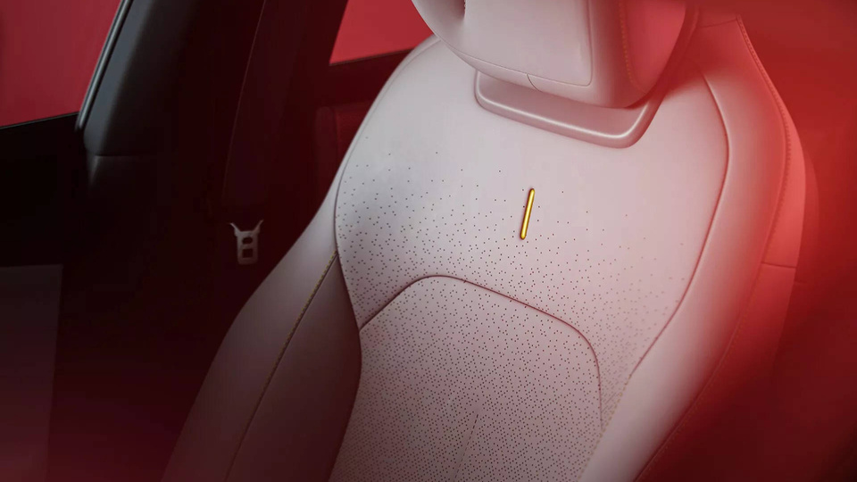 Toàn bộ ghế ngồi được bọc da cao cấp