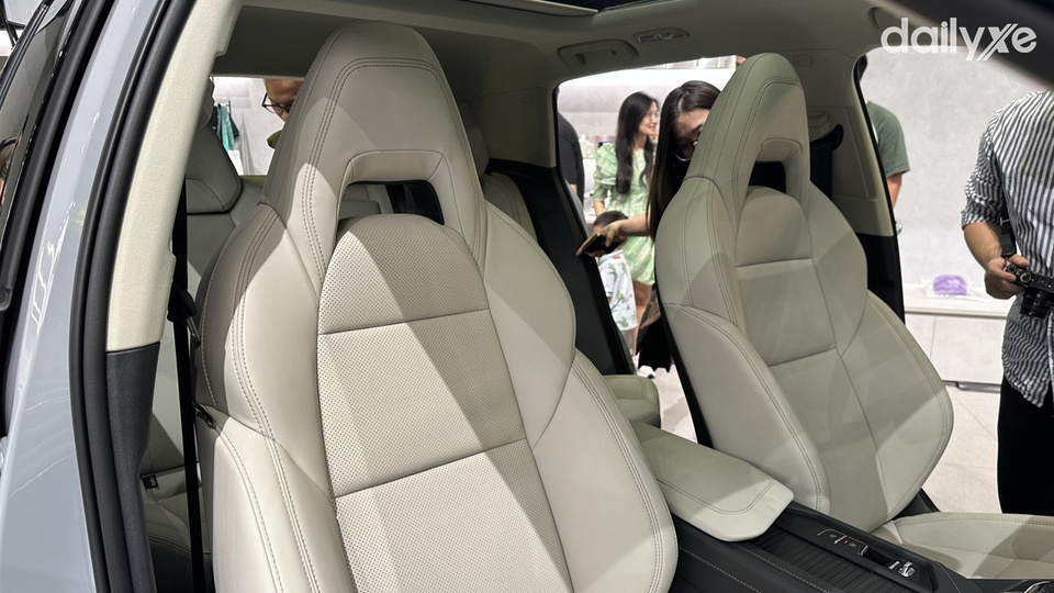 Ghế ngồi bọc da êm ái và nhiều chức năng điều khiển