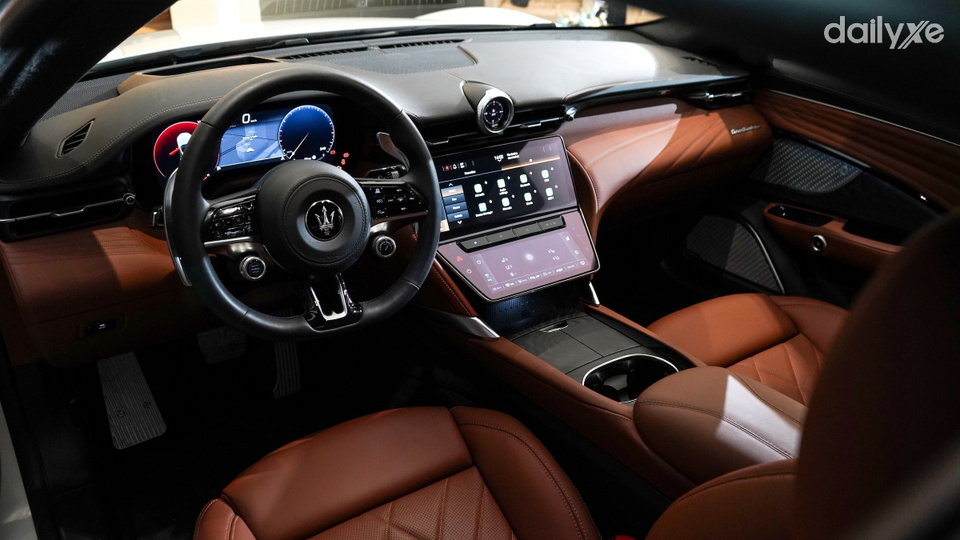 Không gian nội thất rộng rãi và nhiều công nghệ tiên tiến