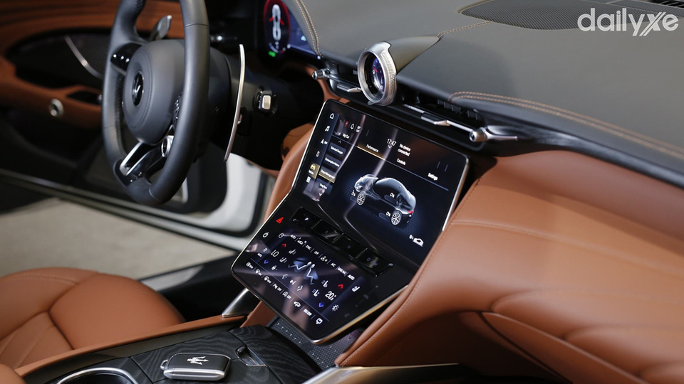 Màn hình giải trí đa chức năng điều khiển