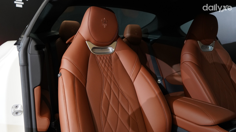 Ghế ngồi êm ái tích hợp nhiều chức năng điều chỉnh