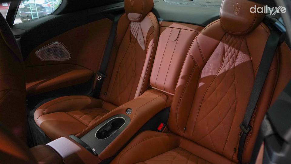 Hàng ghế sau rộng rãi và nhiều tiện nghi