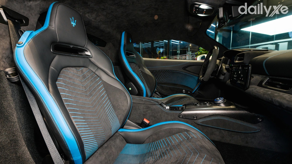 Ghế ngồi bọc da êm ái và nhiều chức năng