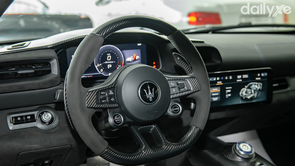 Vô lăng ba chấu tích hợp nhiều phím điều khiển tiện dụng