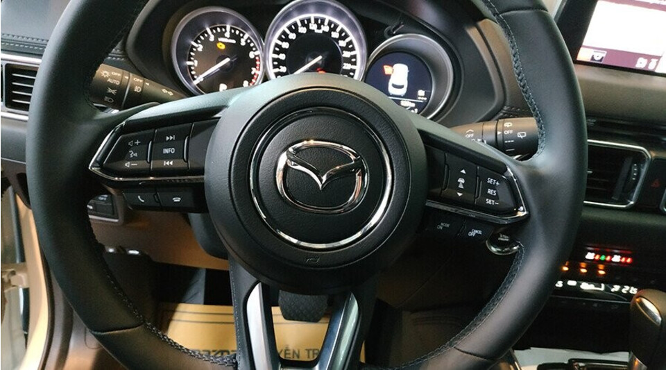 CX8 sử dụng vô lăng 3 chấu bọc da