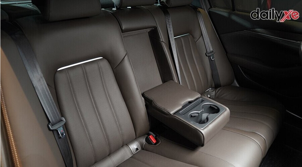 Hàng ghế sau bọc da sang trọng Hàng ghế sau bọc da sang trọng