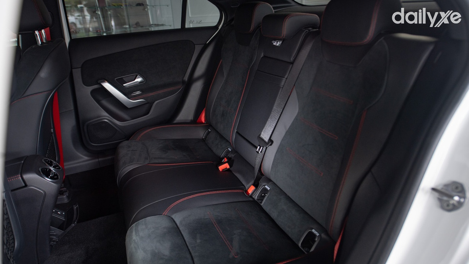 Hàng ghế sau tạo cảm giác thoải mái cho người ngồi