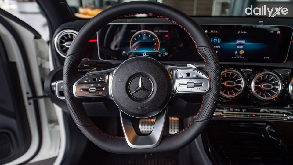 Vô lăng ba chấu êm ái khi cầm nắm