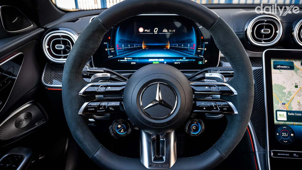Tay lái AMG Performance đa nhiệm