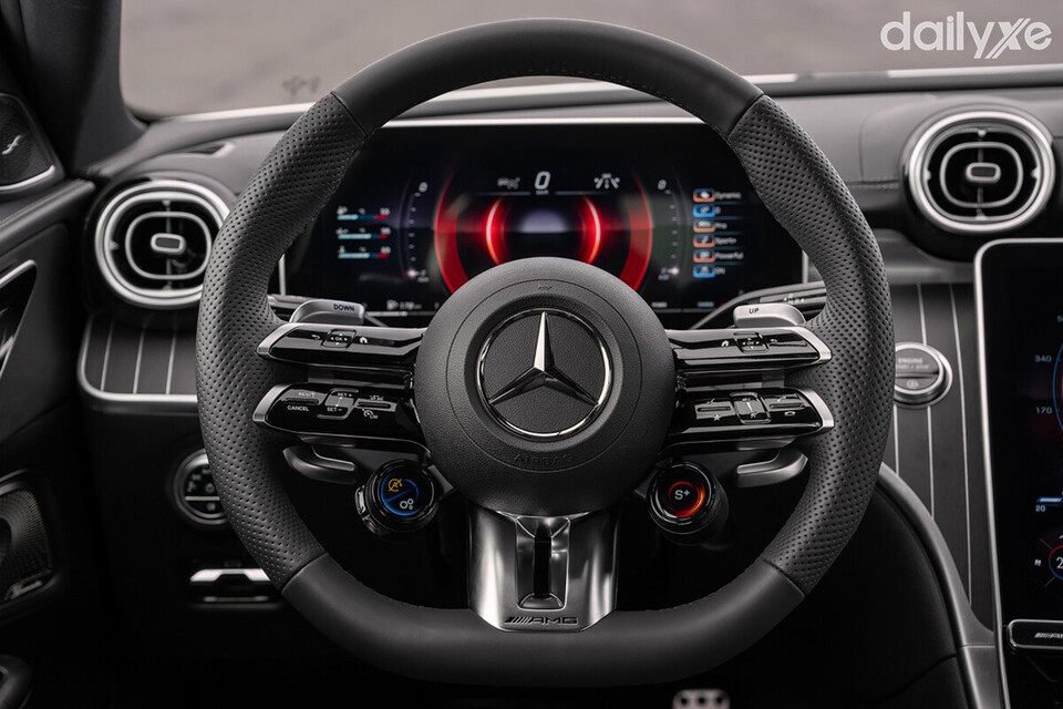 Vô lăng 3 chấu nổi bật với logo Mercedes