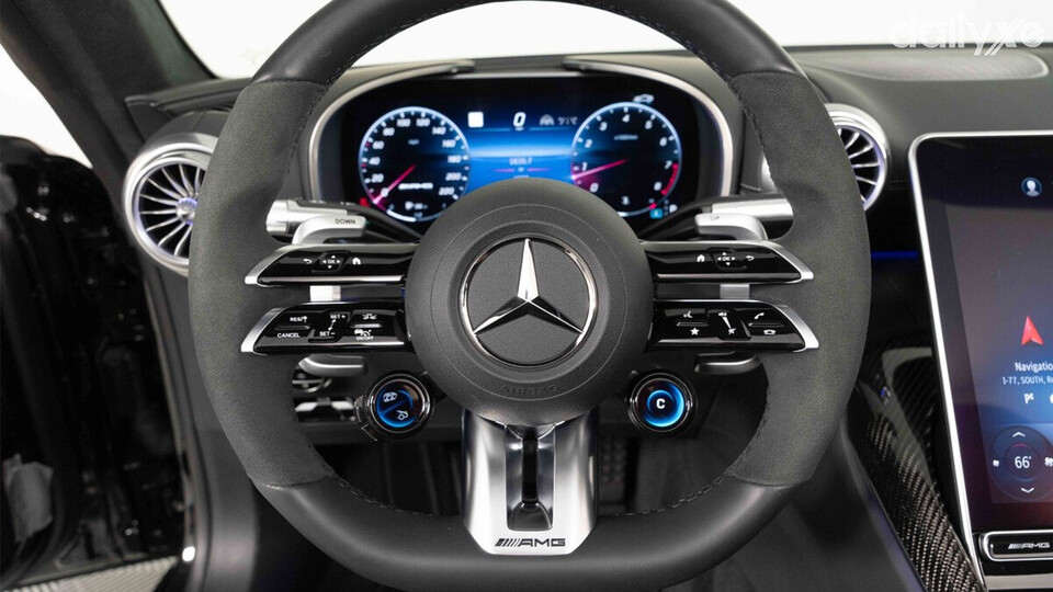 Tay lái bọc da Nappa tích hợp các phím bấm điều khiển cảm ứng