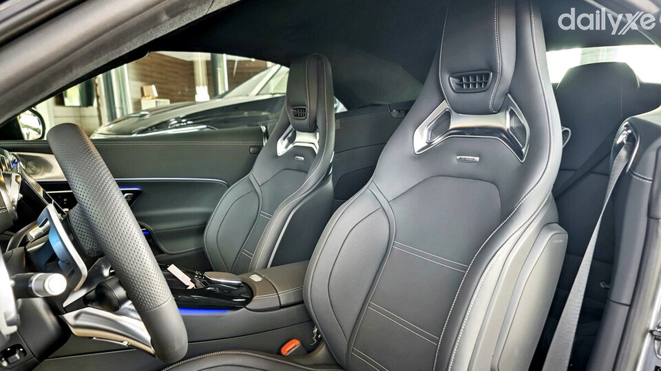 Ghế ngồi bọc da Nappa và vi sợi Dinamica sang trọng, hàng ghế trước thiết kế thể thao ôm sát người