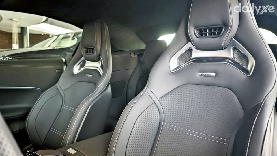 Ghế ngồi bọc da Nappa và vi sợi Dinamica