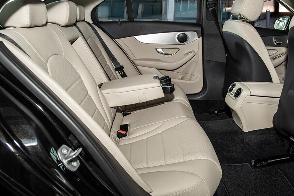 Hàng ghế sau rộng rãi Hàng ghế sau rộng rãi