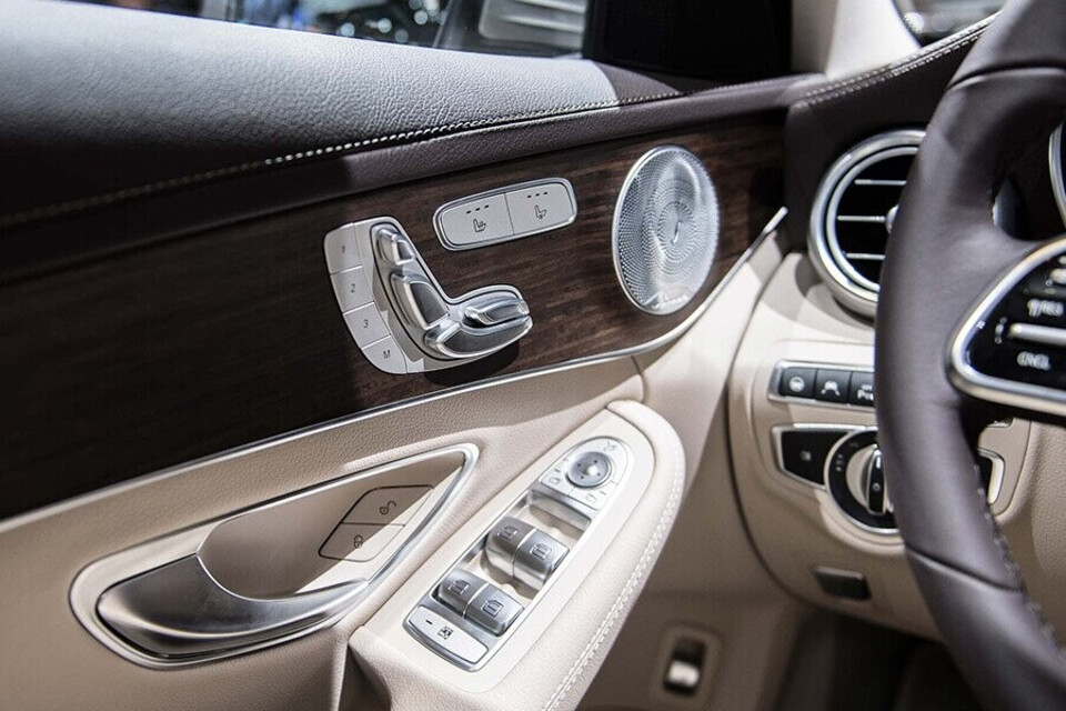 Phím điều khiển tích hợp trên cửa